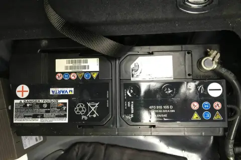 Zwei Varta Autobatterien im Kofferraum eines Audi A6 4F.