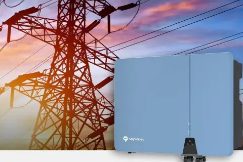 Niebieski falownik Solplanet na tle linii energetycznych. Dowiedz się, jak dobrać falownik do swojej instalacji fotowoltaicznej.