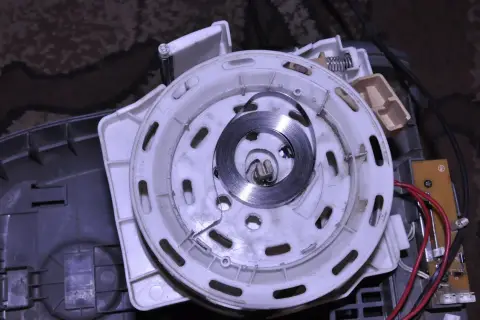Mechanizm zwijacza z nawiniętą sprężyną. Zobacz, jak nawinąć sprężynę w zwijaczu, by działał sprawnie.