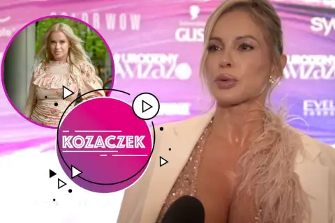 Kobieta z blond włosami w beżowej marynarce i sukience w kwiaty, obok okrągły element z napisem KOZACZEK.