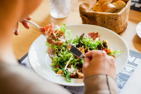 Sałatka z rukolą i szynką parmeńską, idealna na dietę na cholesterol. Co jeść? Przepisy na zdrowe posiłki.