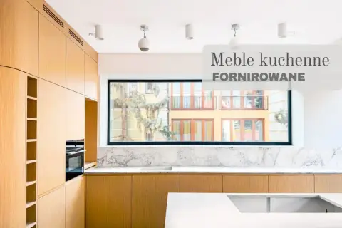 Nowoczesna kuchnia z frontami fornirowanymi, które nadają jej ciepły, naturalny wygląd. To właśnie fornir tworzy tę elegancką okleinę.
