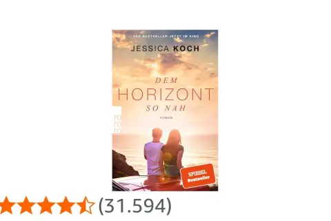 Ein Paar sitzt auf einem Auto und blickt auf das Meer. Der Titel "Dem Horizont so nah" verspricht eine romantische Geschichte.