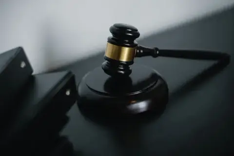 Czy złożenie wniosku o upadłość konsumencką wstrzymuje egzekucję komorniczą?