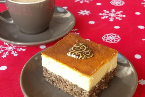Pyszny seromakowiec z gotowej masy makowej i sera z wiaderka, bez spodu, ozdobiony czekoladową choinką.