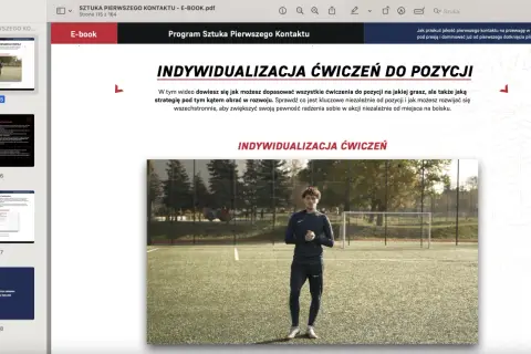 Młody piłkarz na boisku, gotowy do treningu. Wideo omawia indywidualizację ćwiczeń, by poprawić drybling i pewność siebie na boisku.