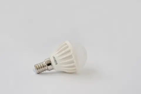Biała żarówka LED 4W. Ile to wat? Ta energooszczędna żarówka LED ma moc 4W, co odpowiada tradycyjnej żarówce o mocy ok. 40W.