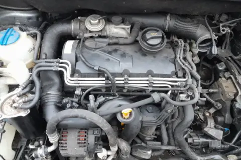Silnik 1.9 TDI 105 KM, widok z góry. Widać turbosprężarkę, przewody paliwowe i układ dolotowy.