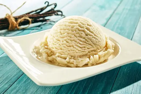 Une boule d'une délicieuse glace maison sans sorbetière, aux gousses de vanille.