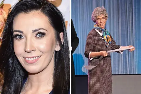 Krystyna z Kabaretu Nowaki w stroju starszej pani, z siwą peruką i w grochy.