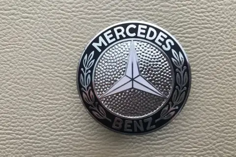 Mercedes nowe logo: Płaska gwiazda 2D i co z autami?