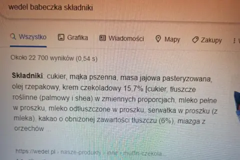 Szukasz informacji, ile kcal ma babeczka Wedel? Na ekranie widać składniki tej słodkości: cukier, mąka, krem czekoladowy.