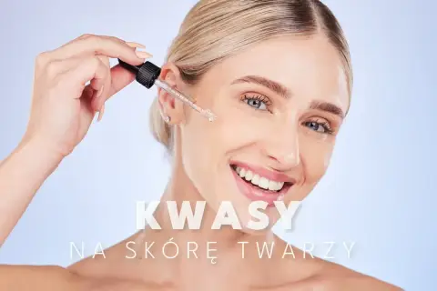 Uśmiechnięta kobieta aplikuje kroplę serum z pipetki na skórę twarzy. Kwasy na twarz dla pięknej cery.