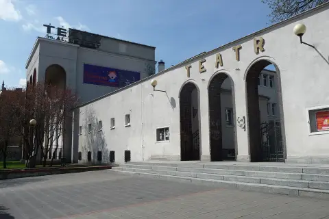 Teatr im. A. Fredry w Gnieźnie, z charakterystycznymi arkadami i napisem na fasadzie, zaprasza na kolejne spektakle.