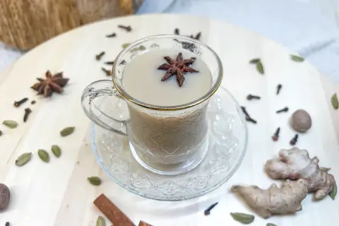 Aromatyczne chai, czyli co to jest? Gorący napój z mlekiem, imbirem, cynamonem i gwiazdką anyżu.