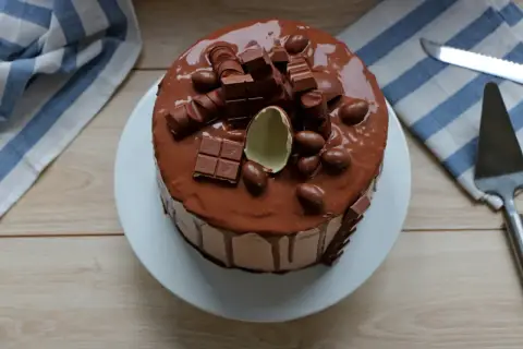 Gâteau Kinder au chocolat, garni de barres chocolatées et d'œufs en chocolat. Un délice gourmand !