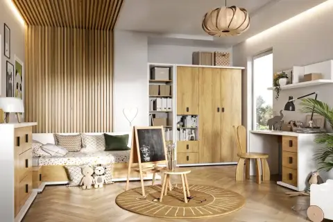Pokój dziecięcy z meblami z litej **hikory naturalnej**. Drewniane lamele na ścianie i suficie tworzą przytulną atmosferę.