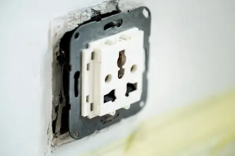 Widoczne wystające puszki elektryczne, gniazdko w trakcie montażu.