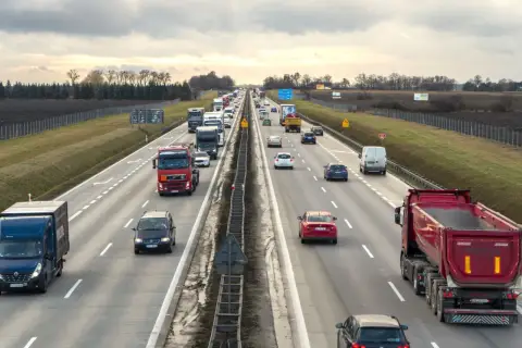 Autostrada A4 z Wrocławia do Krakowa. Ruch samochodów i ciężarówek.