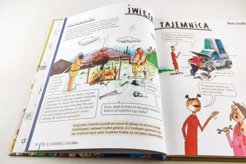 Przedstawia ilustrację z książki, gdzie pierwotni ludzie zastanawiają się nad tajemnicami świata, a w innej scenie ludzie próbują naprawić samochód, dyskutując o trudnych pytaniach. Bóg jest tu symbolem tych zagadek.