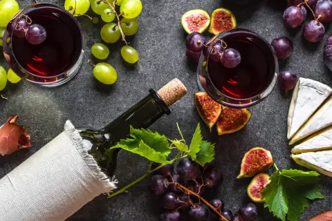 Wino primitivo, winogrona, figi i ser brie tworzą idealną kompozycję.