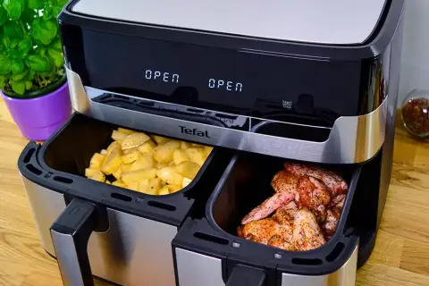 Dwukomorowy Tefal z frytkami i kurczakiem, idealny do rankingu air fryer.