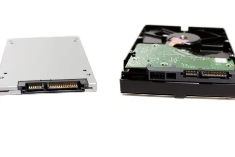 Eine SSD und eine Festplatte nebeneinander. Diese Geräte sind die speichermedien der zukunft, die Daten speichern und abrufen.