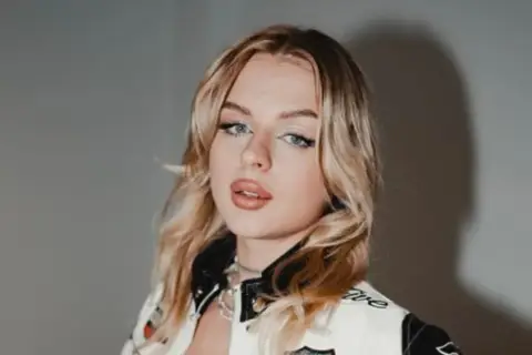 Młoda kobieta z blond włosami i makijażem, w kurtce. Zastanawiasz się, ile lat ma Paulina Hornik?