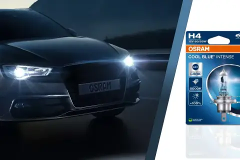 Ciemny samochód z włączonymi światłami mijania, obok opakowania żarówek samochodowych OSRAM COOL BLUE INTENSE. Jakie żarówki dają taki efekt?