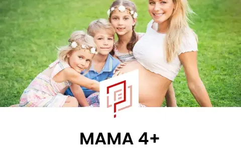 Ciężarna mama z trójką dzieci na trawie. Myślą o przyszłości i emeryturze za 4 dzieci.