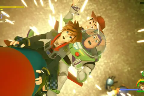 Sora, Buzz Astral i Woody w Kingdom Hearts 3 wpadają na siebie, walcząc z UFO.
