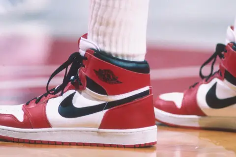 Der erste Air Jordan in Rot und Weiß, ein ikonischer Basketballschuh, der Geschichte schrieb.