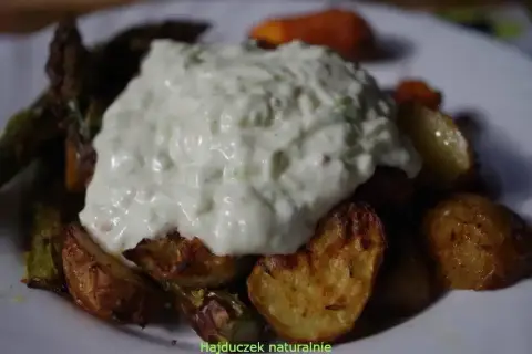 Pieczone ziemniaki i szparagi z sosem tzatziki.