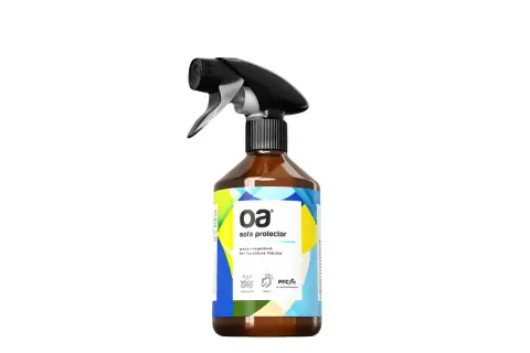 Butelka z brązowego szkła z czarnym atomizerem, zawierająca impregnat do tkanin meblowych "oa sofa protector".
