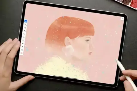 Tworzenie portretu kobiety z rudymi włosami w programie Adobe Fresco. Delikatne pociągnięcia pędzlem tworzą efekt akwareli.