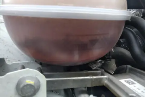 Brązowy osad w zbiorniczku wyrównawczym sugeruje problem z płynem chłodniczym.