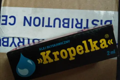 Opakowanie kleju "Kropelka" z niebieską kroplą. Czy kropelka sklei metal? Zobaczmy!