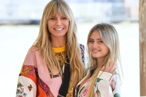 Heidi Klum z córką, Leni, uśmiechają się do aparatu. Widać, że mają świetne relacje, jak prawdziwe przyjaciółki.