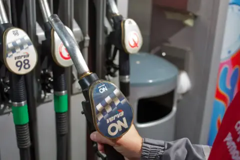 Dłoń trzymająca dystrybutor paliwa z napisem "verva ON". Chcesz wiedzieć, jak podnieść moc w benzynie? Wybierz odpowiednie paliwo.
