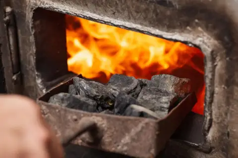 Węgiel w popielniku czeka na wrzucenie do pieca. Kto dostanie dopłaty do węgla dla kogo?