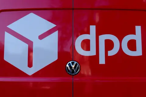 Czerwony samochód DPD z białym logo. DPD ubezpieczenie paczki to pewność dostawy.
