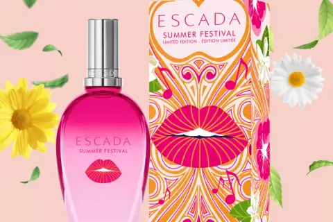 Perfumy Escada Summer Festival w różowej butelce z ustami. Gazetka sklepowa z tym produktem może być inspiracją na lato.