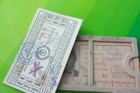 Stary bilet miesięczny PKS z ceną 500 zł. Widoczna seria i numer biletu, a także dane pasażera.