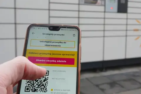 Odbiór paczki z paczkomatu zdalnie przez aplikację. Czy w paczkomacie można płacić kartą? Aplikacja pokazuje kod odbioru i opcję otwarcia skrytki.
