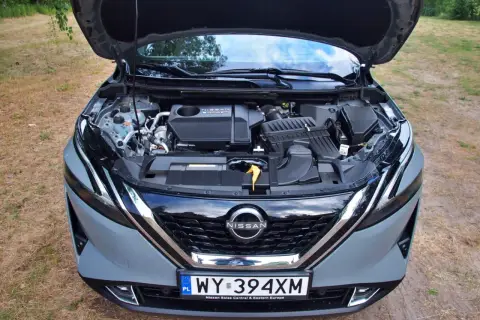 Silnik Nissan Qashqai e-POWER. Pod maską widać jednostkę napędową hybrydową.