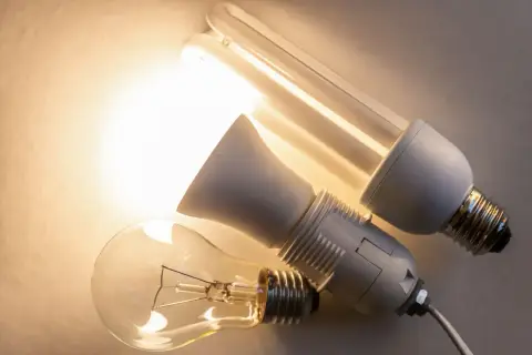Trzy żarówki: tradycyjna, energooszczędna i adapter. Różne oznaczenia żarówek led i ich poprzedniczek.