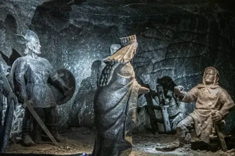 Solne rzeźby w kopalni Wieliczka. Zwiedzanie Wieliczki to podróż w czasie, która trwa ok. 3 godzin.