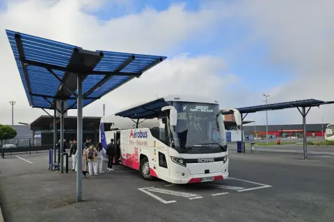 Autobus Aerobus czeka na pasażerów na lotnisku Beauvais. To wygodny transport z lotniska Beauvais do Paryża.