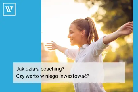 Uśmiechnięta młoda kobieta z rozłożonymi ramionami na tle słońca.
