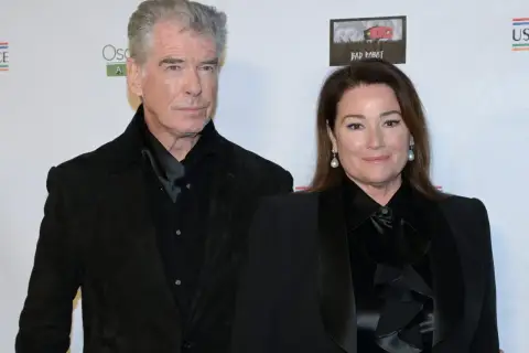 Pierce Brosnan z żoną Keely Shaye Smith na czerwonym dywanie. Elegancka para w czarnych strojach.